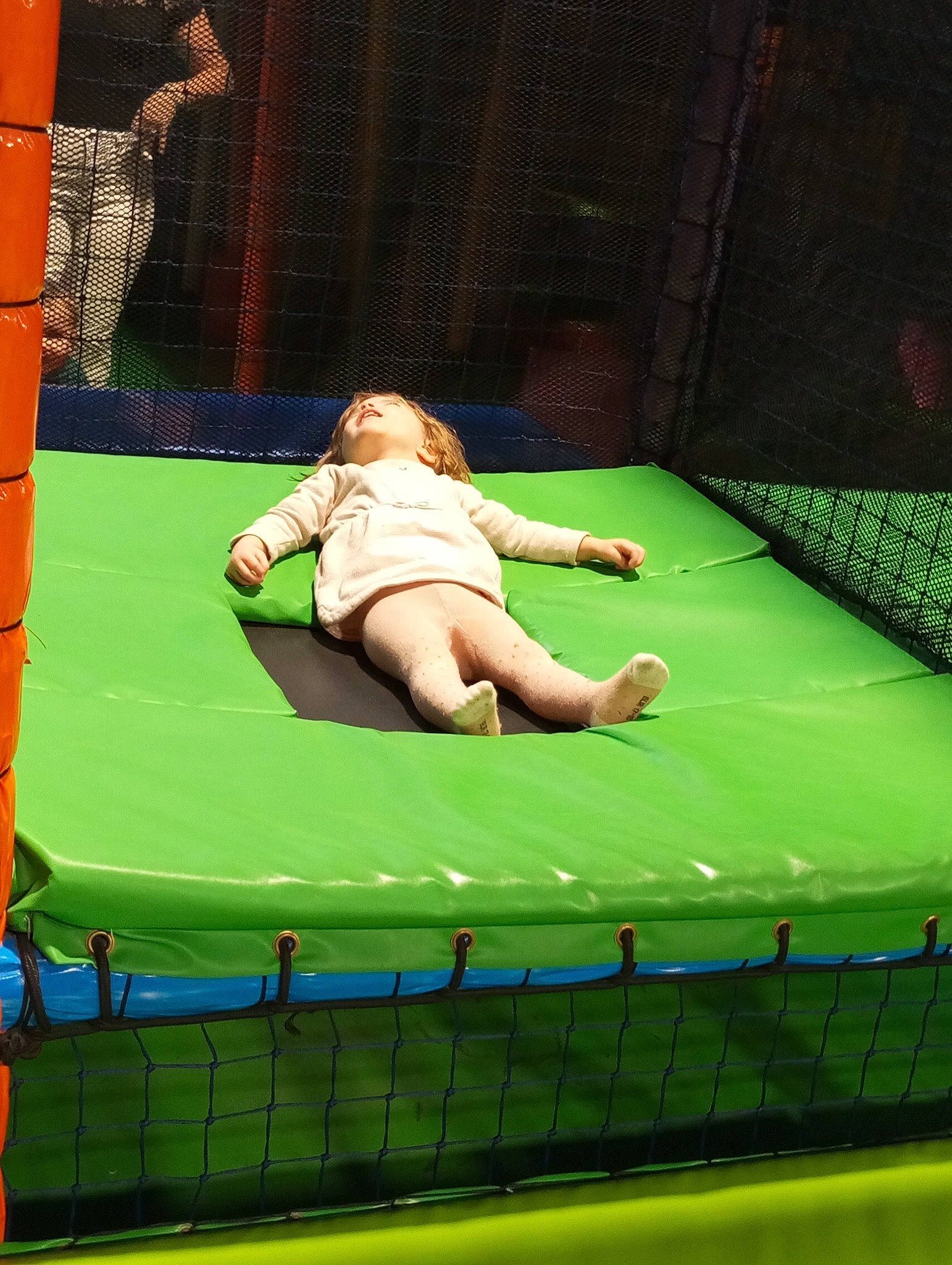 Athènais a rejoint le concours — aidez-le/la à gagner de superbes lots ! comfort, competition_event, entertainment, event, fence, fun, games, grass, inflatable, leisure, net, person, physical_fitness, plant, play, playground, recreation, room, shorts, sports