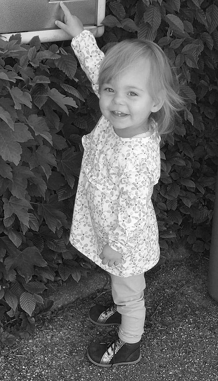 Elya participe au concours pour gagner de l'argent avec cette photo : black, black_and_white, grass, hair, hairstyle, happy, human_body, joy, leg, monochrome, pattern, people_in_nature, person, photograph, sleeve, smile, snapshot, standing, style, tints_and_shades