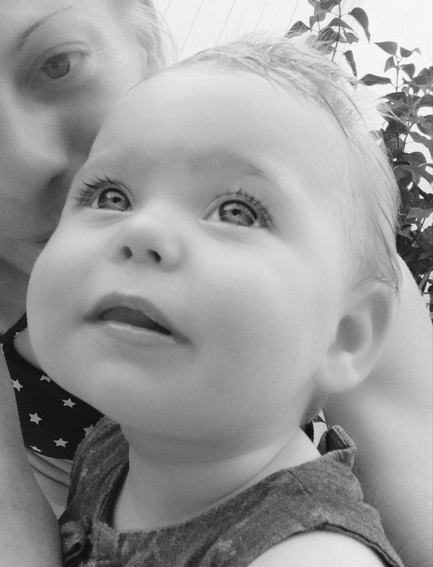 Elya a rejoint le concours — aidez-le/la à gagner de superbes lots ! black, black_and_white, cheek, chin, ear, eye, eyebrow, eyelash, forehead, hair, head, human_body, jaw, lip, mouth, nose, organ, person, skin, smile