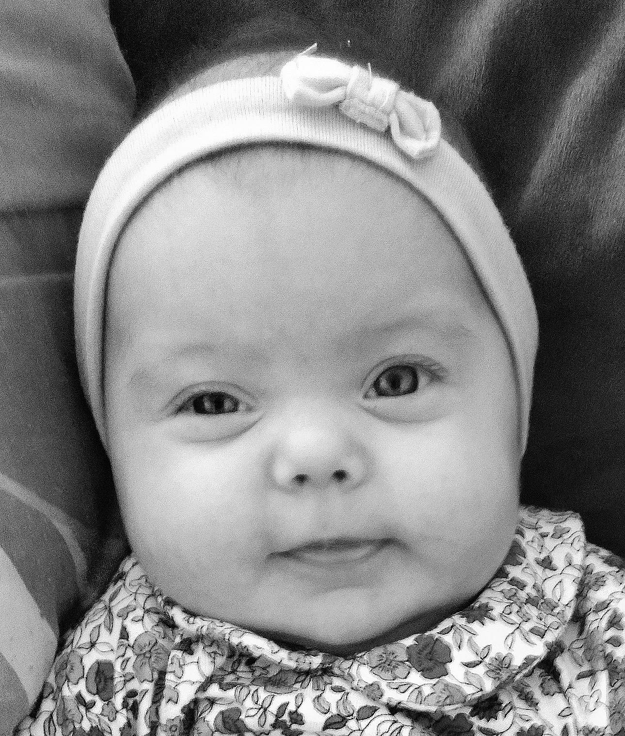 Elya a rejoint le concours — aidez-le/la à gagner de superbes lots ! baby, black, black_and_white, cheek, ear, eye, eyebrow, face, flash_photography, happy, human, iris, lip, mouth, nose, organ, person, photograph, skin, sleeve