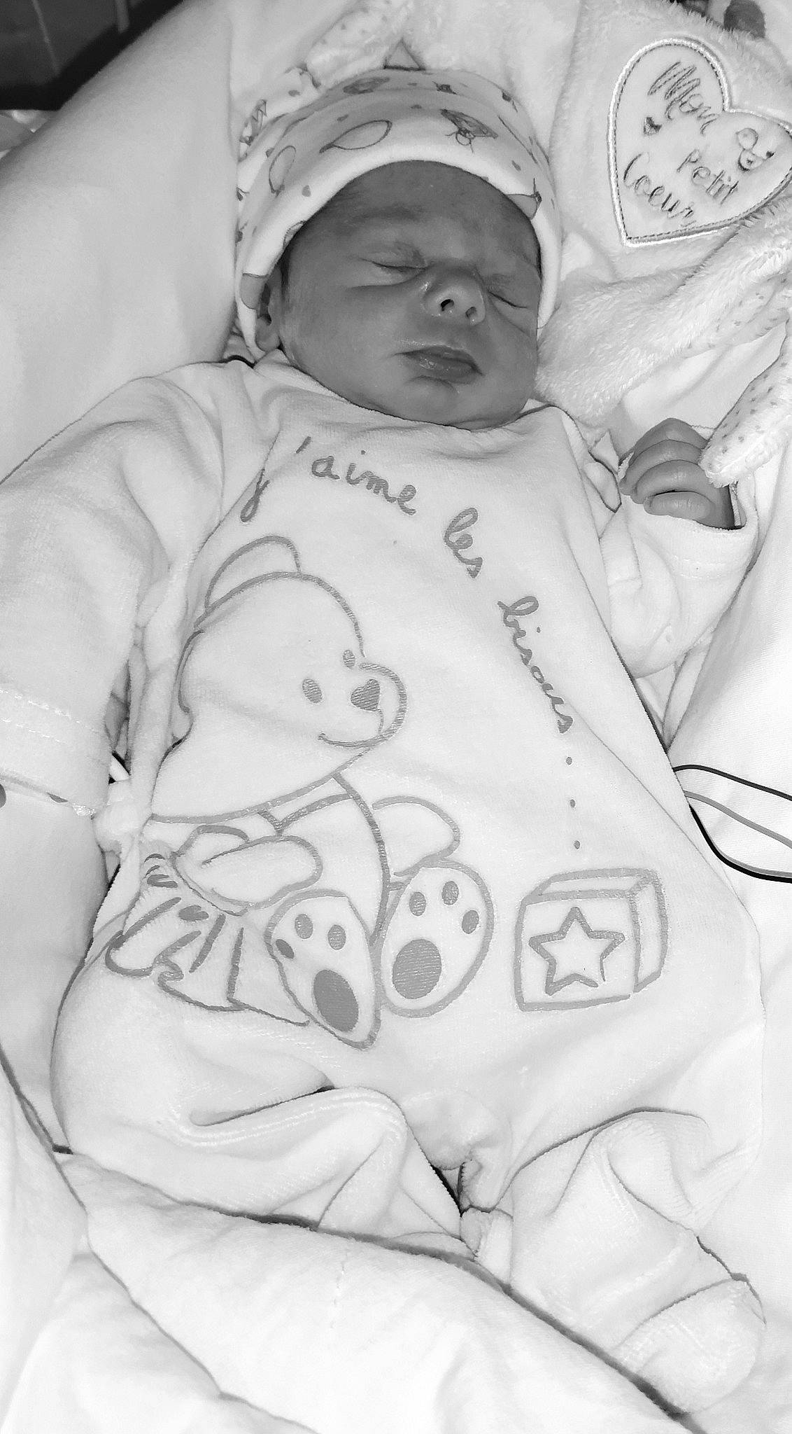 Elya a rejoint le concours — aidez-le/la à gagner de superbes lots ! art, baby, baby_products, baby_sleeping, baby_toddler_clothing, black, cheek, child, comfort, gesture, happy, human_body, linens, monochrome, monochrome_photography, person, photograph, skin, sleeve, toddler