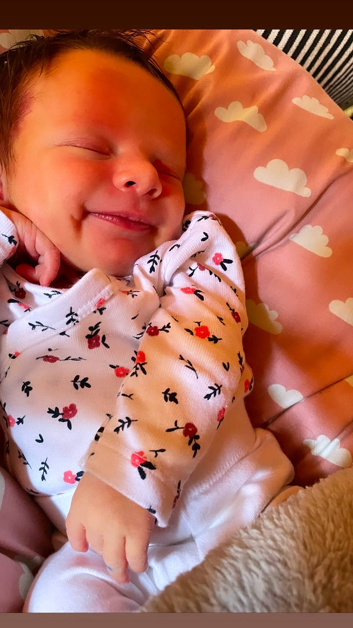 Ariana a rejoint le concours — aidez-le/la à gagner de superbes lots ! baby_sleeping, baby_toddler_clothing, comfort, dress, eye, face, hand, happy, head, human_body, joy, lip, mouth, neck, nose, orange, person, skin, sleeve, smile