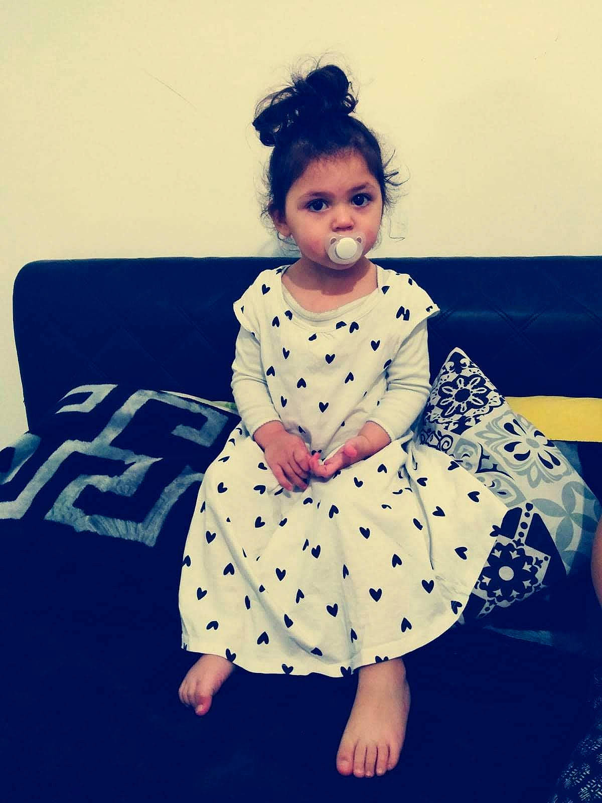 Youssra a rejoint le concours — aidez-le/la à gagner de superbes lots ! arm, baby_toddler_clothing, child, clothing, day_dress, dress, electric_blue, fashion_design, flash_photography, fun, happy, human_leg, magenta, one_piece_garment, pattern, person, retro_style, sitting, sleeve, toddler