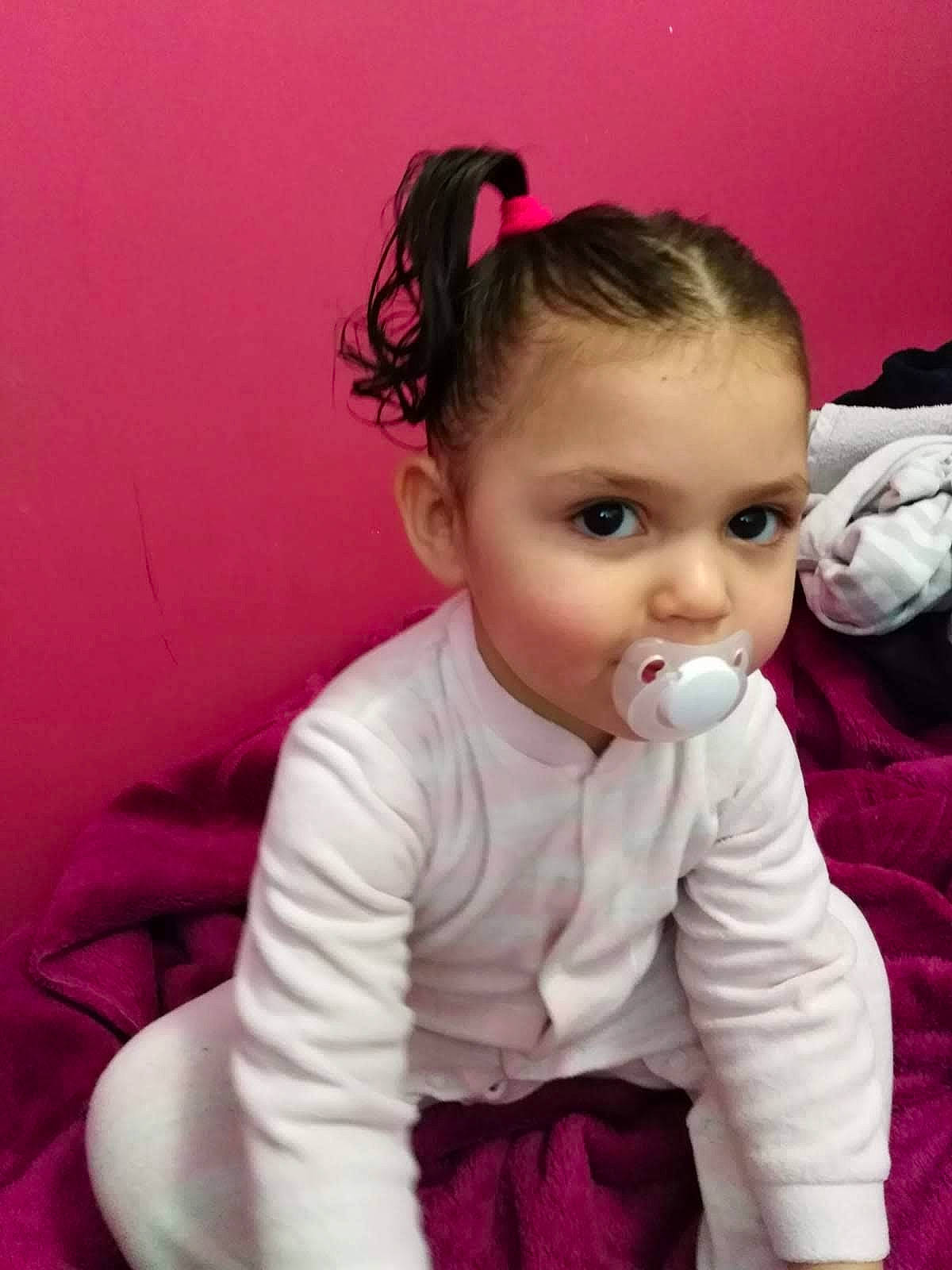 Youssra a rejoint le concours — aidez-le/la à gagner de superbes lots ! baby, baby_toddler_clothing, cheek, ear, eye, eyebrow, eyelash, hair, hairstyle, happy, head, iris, lip, neck, nose, person, pink, purple, skin, sleeve