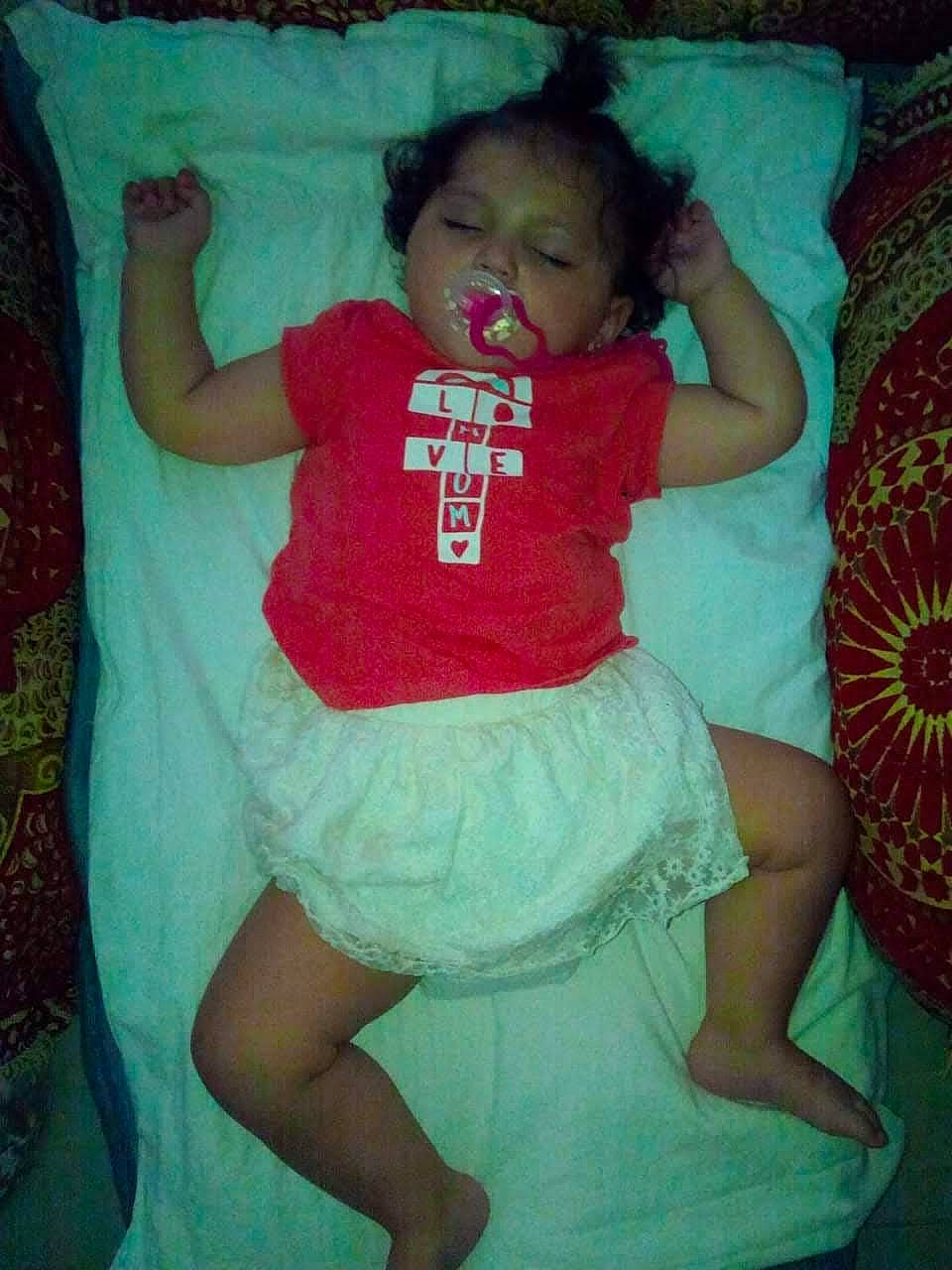 Youssra a rejoint le concours — aidez-le/la à gagner de superbes lots ! abdomen, baby, baby_toddler_clothing, comfort, cool, finger, fun, happy, human_body, human_leg, iris, magenta, mouth, person, pink, shoulder, skin, thigh, thumb, toddler