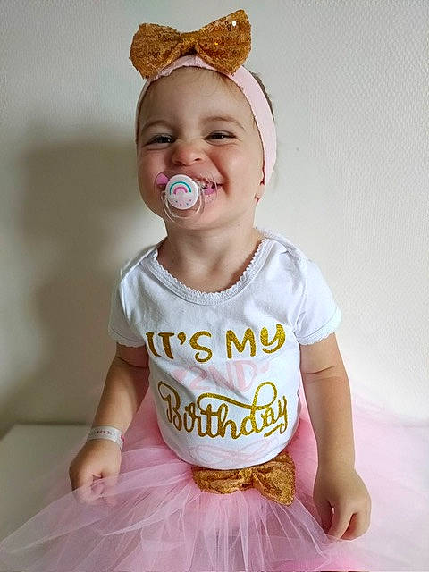 Kim a rejoint le concours — aidez-le/la à gagner de superbes lots ! baby, baby_toddler_clothing, cap, child, costume_hat, facial_expression, fashion_accessory, fun, happy, joy, magenta, pattern, peach, person, pink, skin, sleeve, smile, t_shirt, tiara