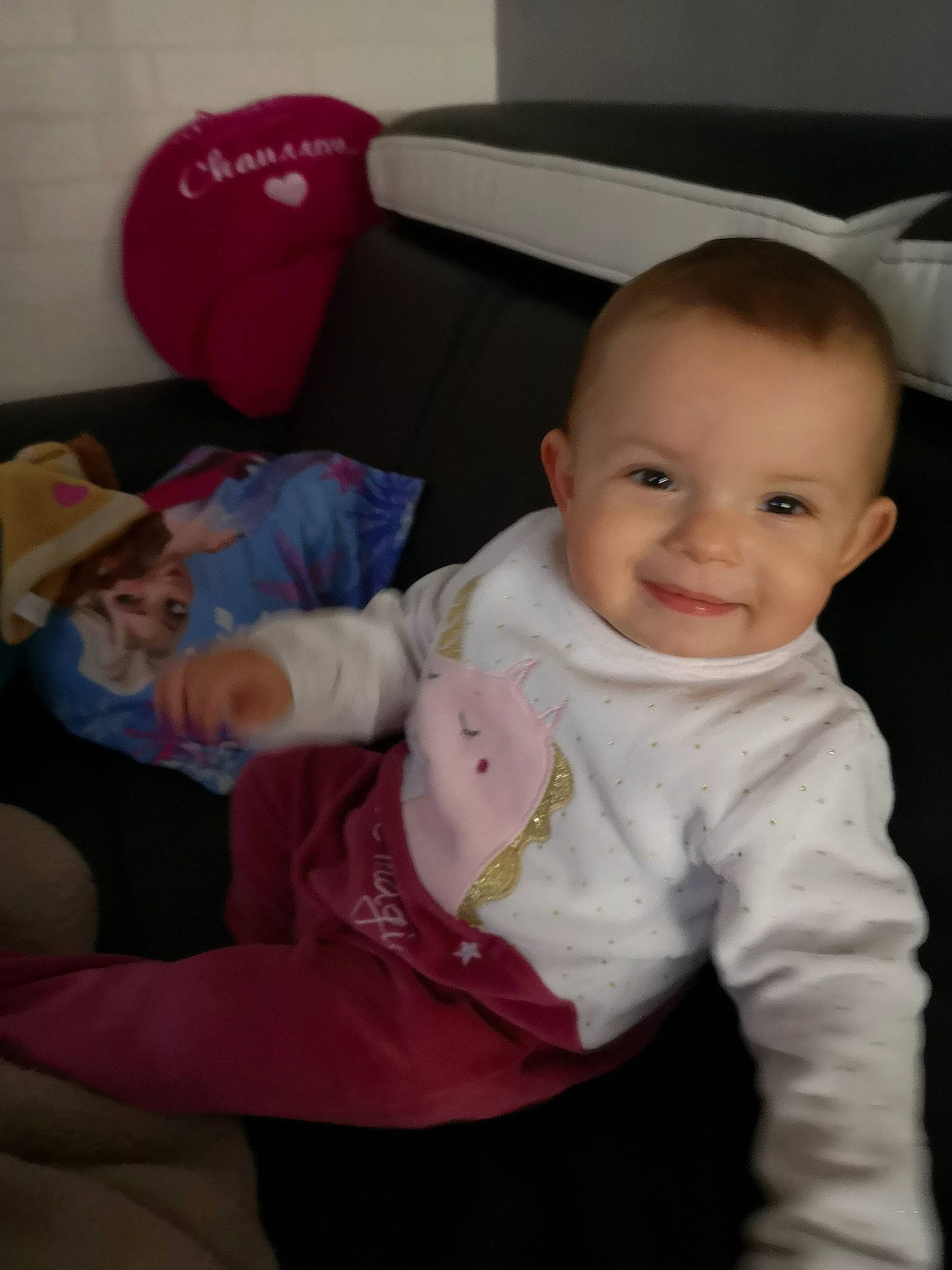 Ilyana participe au concours pour gagner de l'argent avec cette photo : baby, cheek, child, eye, head, joy, person, pink, sitting, skin, smile, toddler