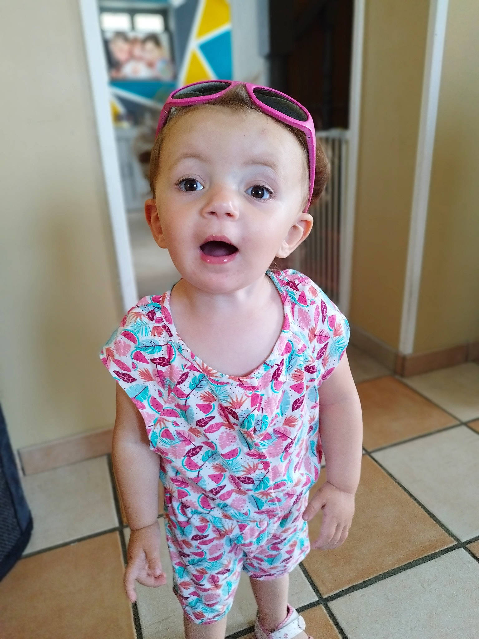 Lea participe au concours pour gagner de l'argent avec cette photo : arm, baby, baby_toddler_clothing, child, chin, costume_hat, eye, face, facial_expression, flooring, hairstyle, happy, head, magenta, party_hat, pattern, person, pink, skin, sleeve