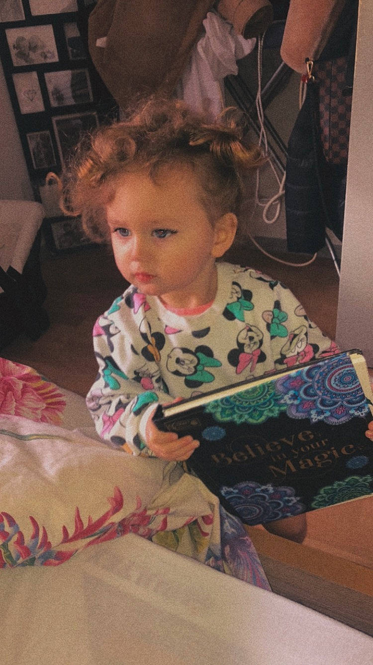 Inaya a rejoint le concours — aidez-le/la à gagner de superbes lots ! baby, baby_toddler_clothing, child, christmas, christmas_eve, comfort, flooring, fun, holiday, linens, living_room, pajamas, pattern, person, play, present, reading, room, sitting, toddler