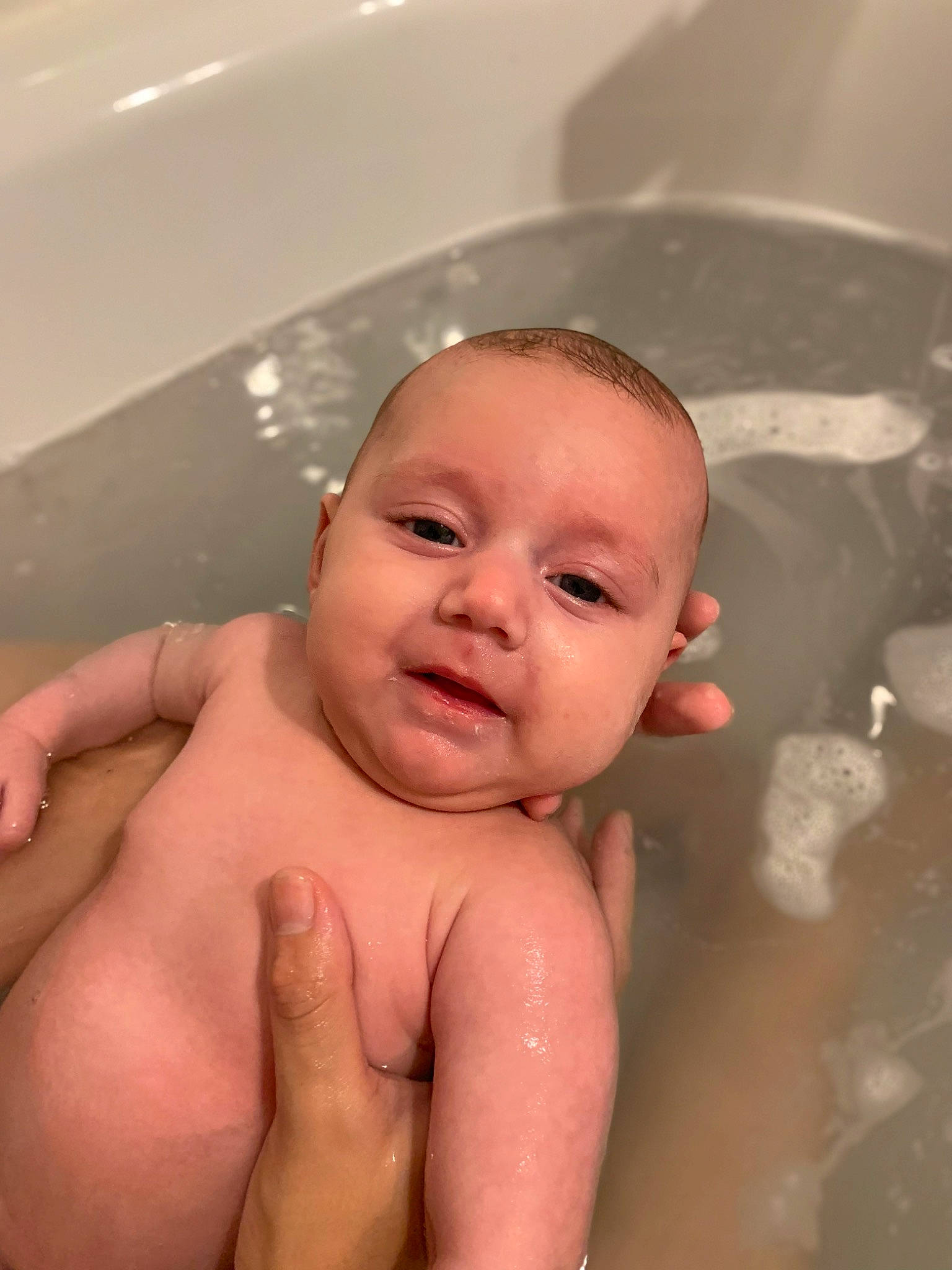 Inaya a rejoint le concours — aidez-le/la à gagner de superbes lots ! baby, baby_bathing, bathing, bathroom, bathtub, cheek, chest, ear, eye, finger, fluid, fun, liquid, mouth, neck, person, skin, stomach, thumb, toddler