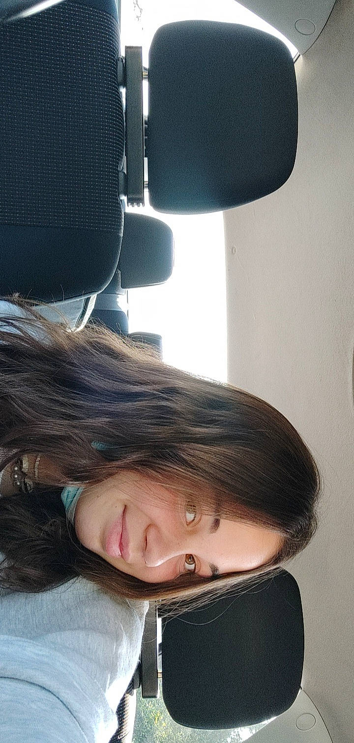 Oceane a rejoint le concours — aidez-le/la à gagner de superbes lots ! audio_equipment, bangs, brown_hair, comfort, eyelash, eyewear, fun, fur, gesture, hair, human_leg, jaw, joy, layered_hair, lip, long_hair, nose, person, room, selfie