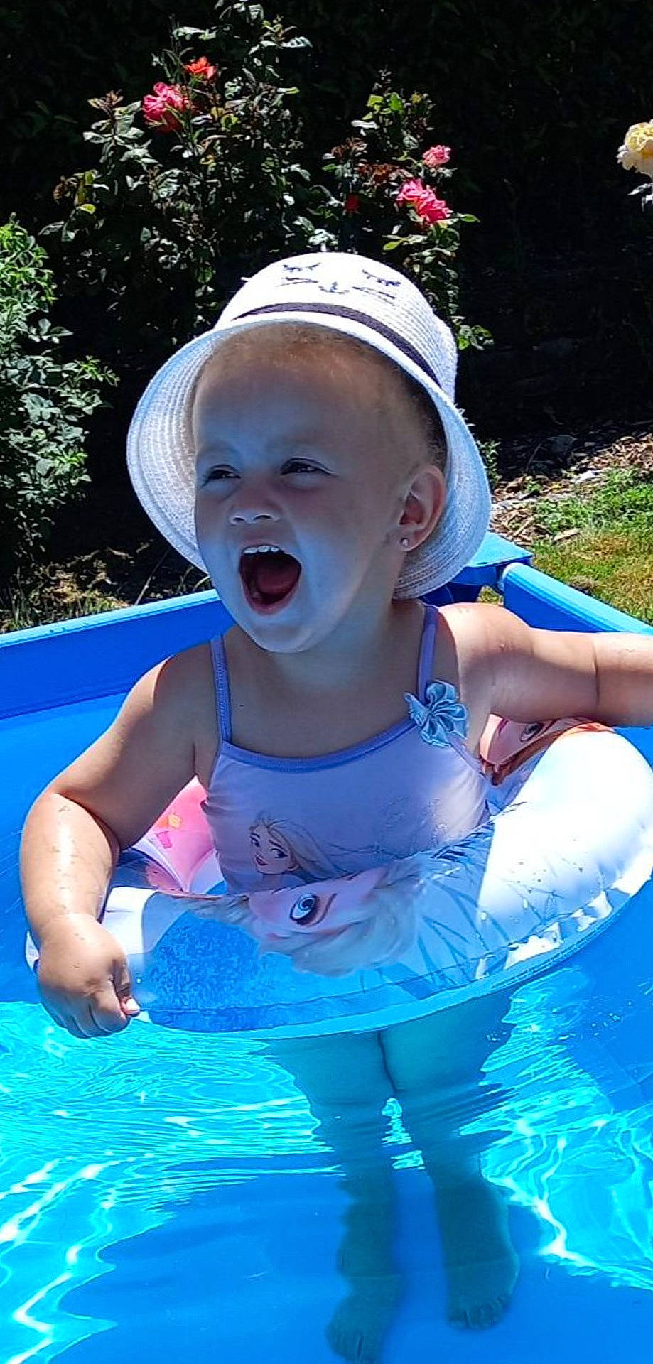 Lauriana a rejoint le concours — aidez-le/la à gagner de superbes lots ! aqua, azure, baby, baby_toddler_clothing, blue, face, fun, grass, happy, headgear, leisure, light, person, photograph, pink, plant, recreation, smile, toddler, water