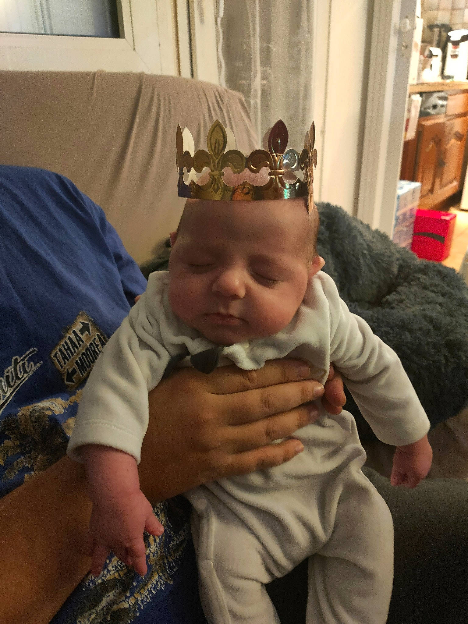 Manua participe au concours pour gagner de l'argent avec cette photo : baby, baby_toddler_clothing, chair, child, comfort, costume_hat, couch, crown, eye, fashion_accessory, fun, gesture, hairstyle, happy, person, room, sitting, sleeve, t_shirt, thumb