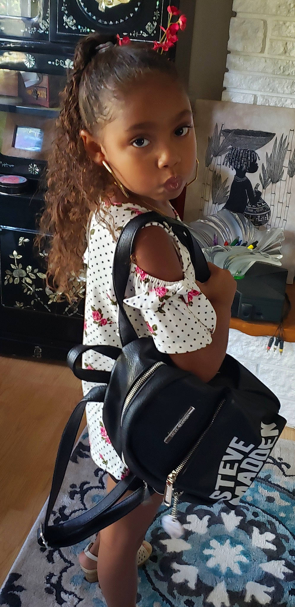 Tay is registered to the contest to win money with this photo: child, child_model, fashion_accessory, person, shoe, toddler