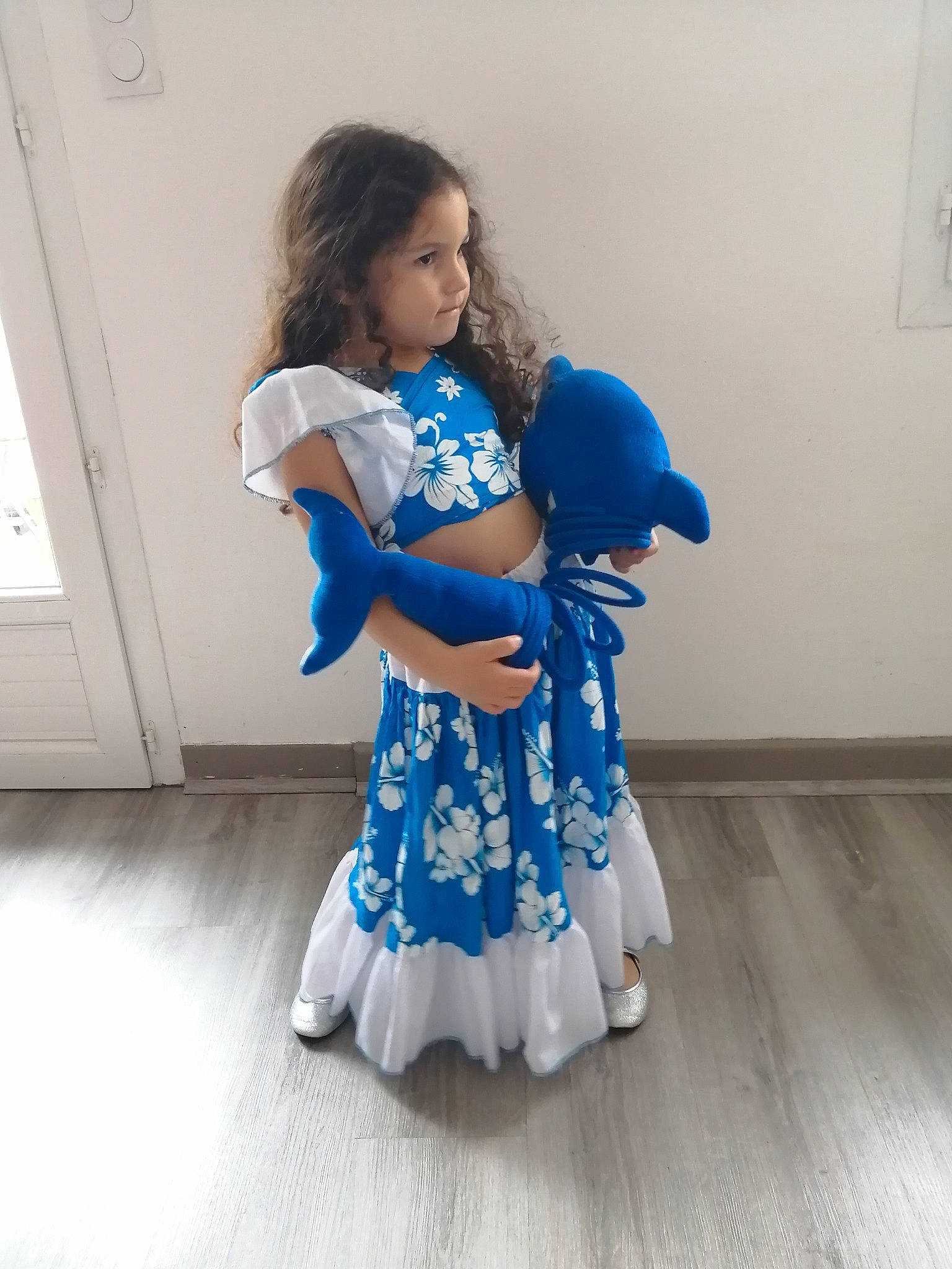 Weslie a rejoint le concours — aidez-le/la à gagner de superbes lots ! blue, child, clothing, cobalt_blue, costume, dance, dress, electric_blue, joint, pattern, person, shoulder, textile, toddler, trunk