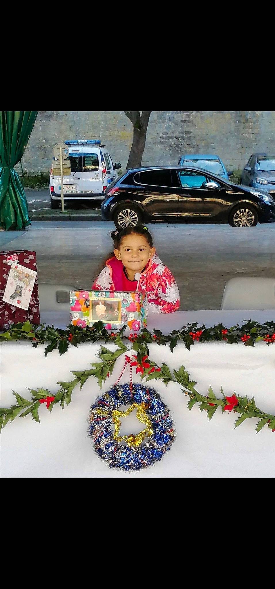 Weslie a rejoint le concours — aidez-le/la à gagner de superbes lots ! automotive_design, car, christmas_ornament, cross, curtain, event, family_car, flag, fun, holiday, joy, land_vehicle, luxury_vehicle, motor_vehicle, person, public_space, tire, toddler, tradition, tree