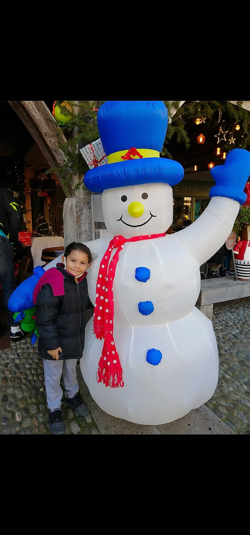 Weslie participe au concours pour gagner de l'argent avec cette photo : christmas, costume, event, freezing, fun, happy, hat, holiday, joy, party_supply, person, recreation, smile, snow, snowman, toddler, winter, world