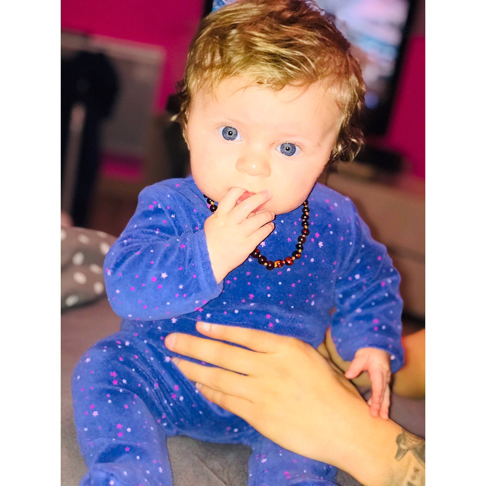 Cléo a rejoint le concours — aidez-le/la à gagner de superbes lots ! baby, baby_toddler_clothing, button, overall, person, sitting