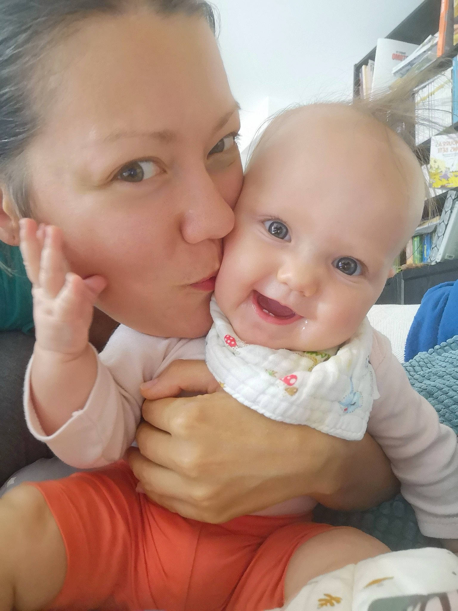 Alexandra a rejoint le concours — aidez-le/la à gagner de superbes lots ! baby, cheek, child, chin, drinkware, eye, eyebrow, finger, fun, gesture, hairstyle, happy, iris, lip, mouth, muscle, nose, person, skin, thumb