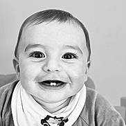 Camille participe au concours pour gagner de l'argent avec cette photo : baby, smiling, portrait, close_up, child, teeth, bib, clothing, face, happy, infant, cute, monochrome, eyes, mouth, head, young_child, expression, sitting, indoor