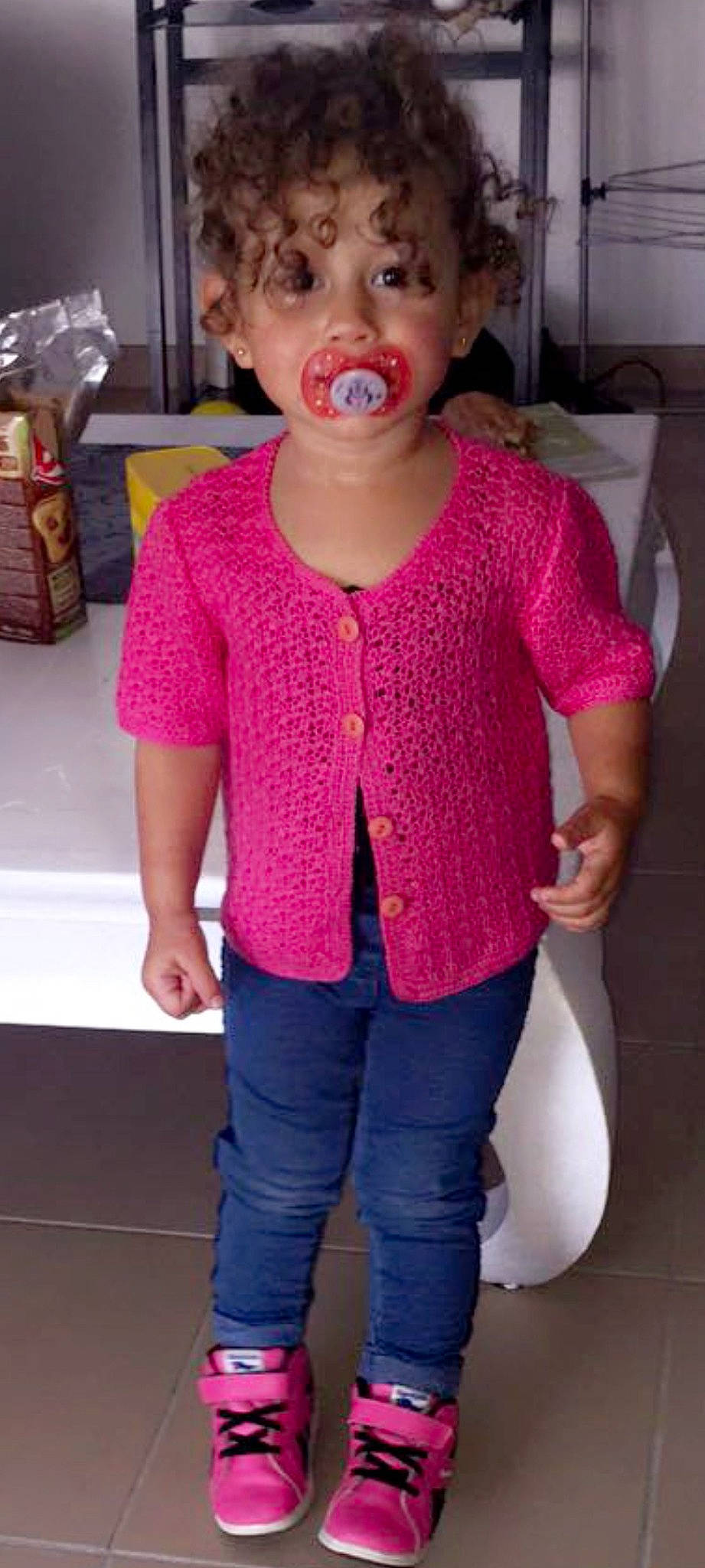 Manël participe au concours pour gagner de l'argent avec cette photo : baby, baby_toddler_clothing, cheek, chest, clothing, eye, eyelash, iris, lip, magenta, neck, outerwear, pattern, person, pink, sleeve, sportswear, t_shirt, thigh, toddler