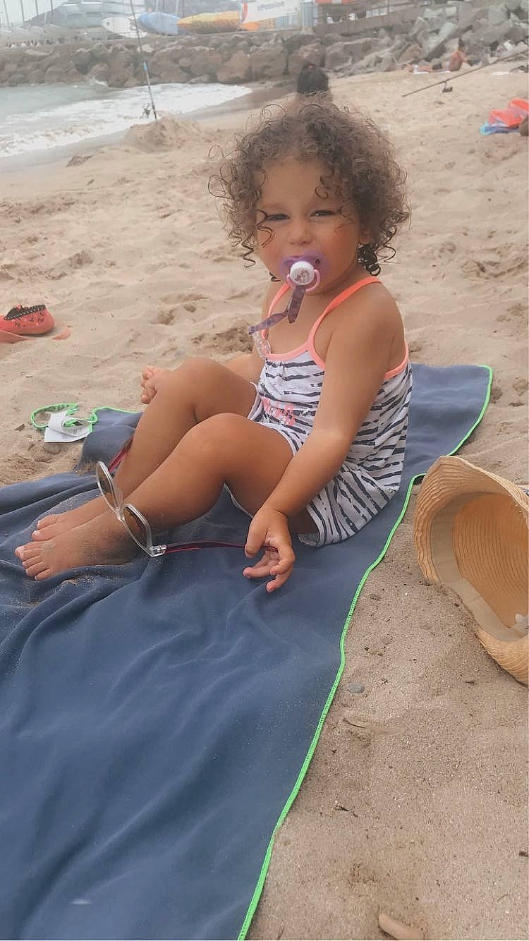 Manël a rejoint le concours — aidez-le/la à gagner de superbes lots ! barefoot, beach, brassiere, coast, event, foot, fun, human_leg, leisure, people_on_beach, person, recreation, sand, sitting, summer, sun_tanning, swimwear, thigh, toddler, toe