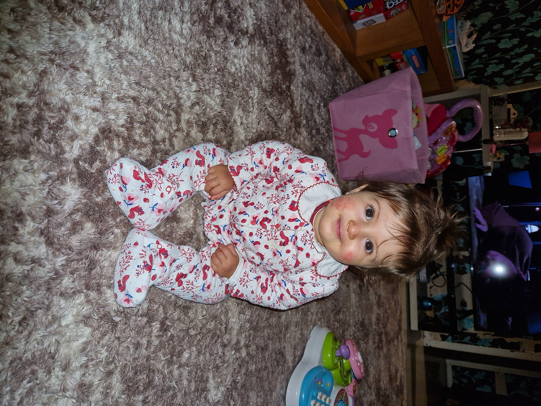 Kamylia participe au concours pour gagner de l'argent avec cette photo : baby, baby_toddler_clothing, child, flooring, fun, happy, joy, pattern, person, pink, room, textile, toddler, toy, tree, wood