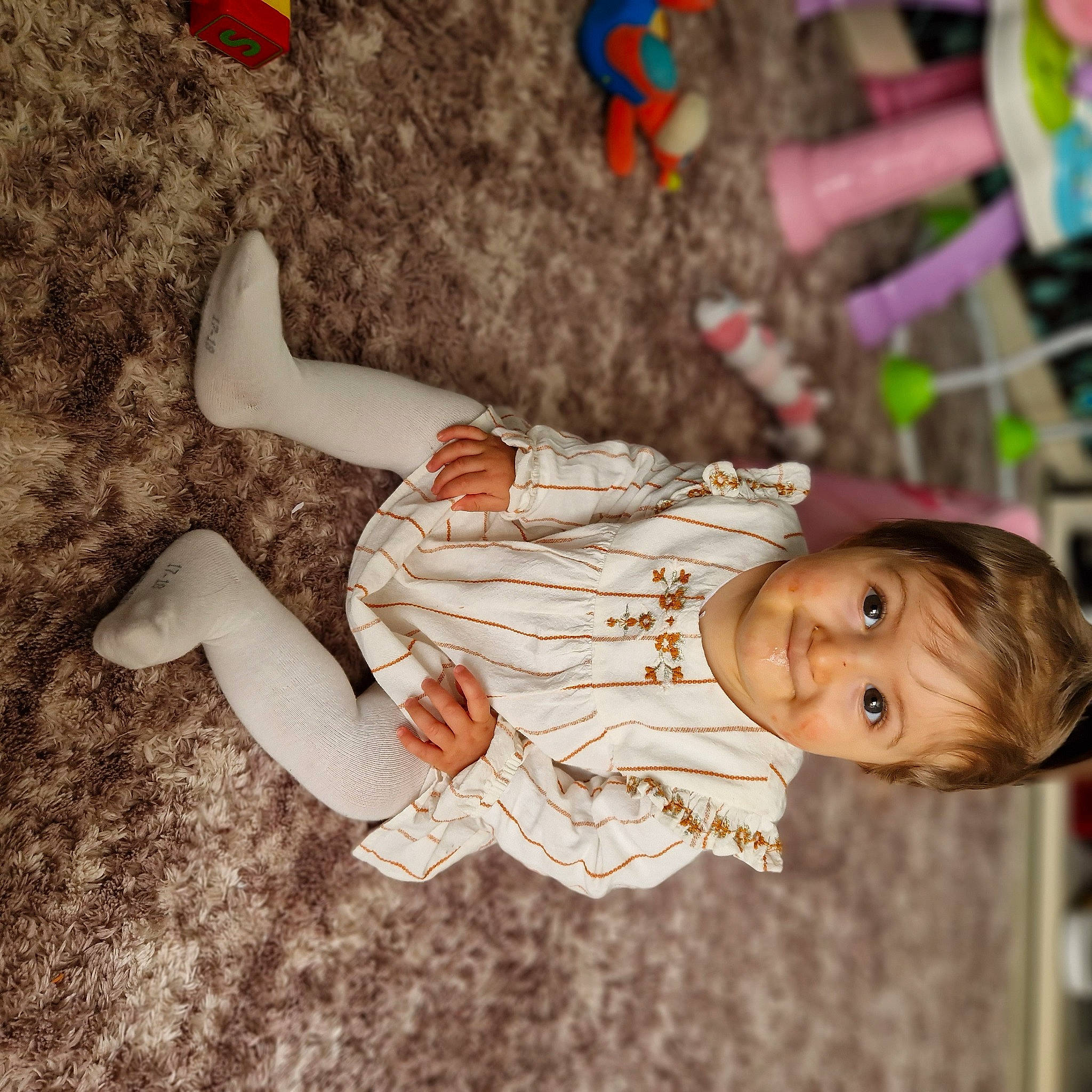 Kamylia a rejoint le concours — aidez-le/la à gagner de superbes lots ! baby, child, fun, grass, happy, human_body, human_leg, joy, leisure, pattern, people_in_nature, person, plant, recreation, soil, thigh, toddler, tree, wood