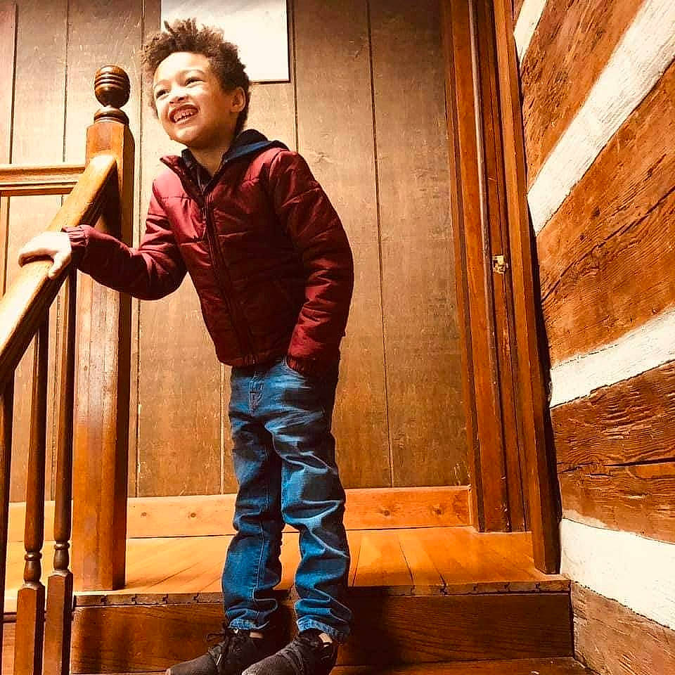 Josias is registered to the contest to win money with this photo: boot, denim, flash_photography, fun, handrail, happy, hardwood, human_leg, joy, knee, person, sitting, sleeve, smile, t_shirt, thigh, tints_and_shades, wood, wood_stain