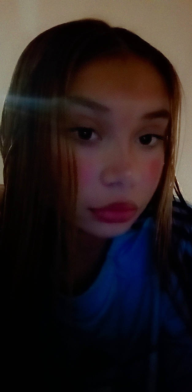 Lyloo a rejoint le concours — aidez-le/la à gagner de superbes lots ! art, bangs, black_hair, brown_hair, cheek, chin, electric_blue, eyebrow, eyelash, flash_photography, forehead, fun, iris, jaw, layered_hair, lip, long_hair, nose, paint, person