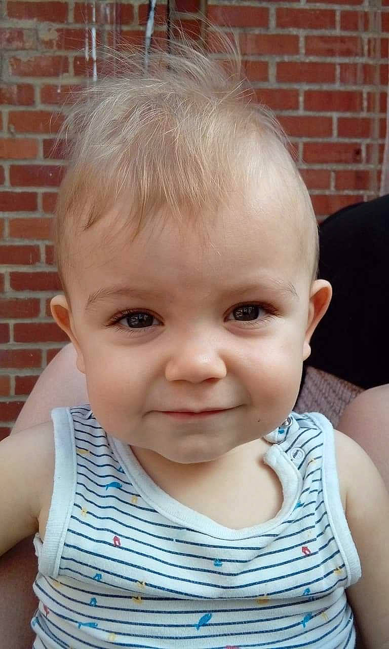 Lenzo a rejoint le concours — aidez-le/la à gagner de superbes lots ! baby, cheek, child, chin, close_up, ear, eye, eyebrow, face, facial_expression, forehead, hair, head, iris, joy, lip, mouth, nose, person, skin