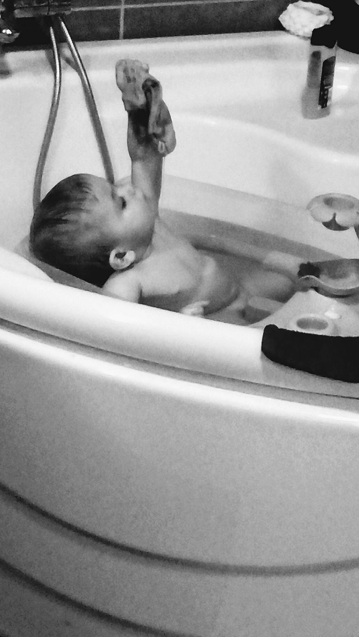 Lenzo participe au concours pour gagner de l'argent avec cette photo : baby, bathing, bathtub, birth, black, black_and_white, child, monochrome, person, photography, snapshot, style, washing, water, white