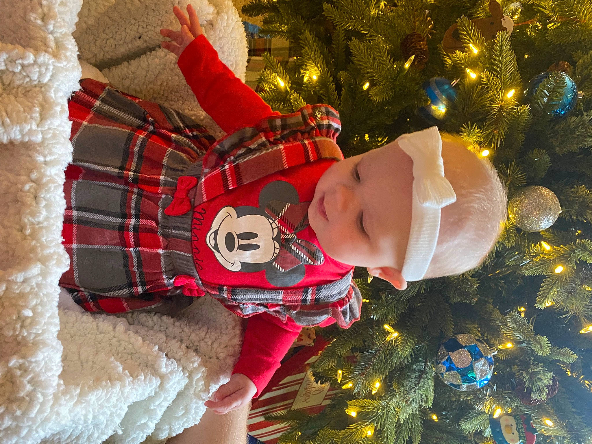 Remi is registered to the contest to win money with this photo: child, christmas, christmas_decoration, christmas_ornament, christmas_tree, event, fun, happy, head, headwear, holiday, holiday_ornament, light, ornament, person, plaid, plant, smile, tartan, toddler