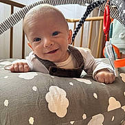 Marius a rejoint le concours — aidez-le/la à gagner de superbes lots ! baby, smile, face, infant, cushion, cloud_pattern, clothing, toy, crib, indoor, happy, child, cute, young, person, play, soft_light, furniture, hand, home