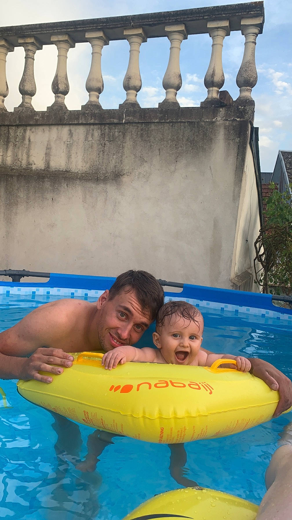 Aïden participe au concours pour gagner de l'argent avec cette photo : baby_float, bathing, blue, fun, happy, joy, leisure, organ, people, person, personal_protective_equipment, photograph, recreation, shorts, sky, smile, snapshot, summer, swimming_pool, swimwear