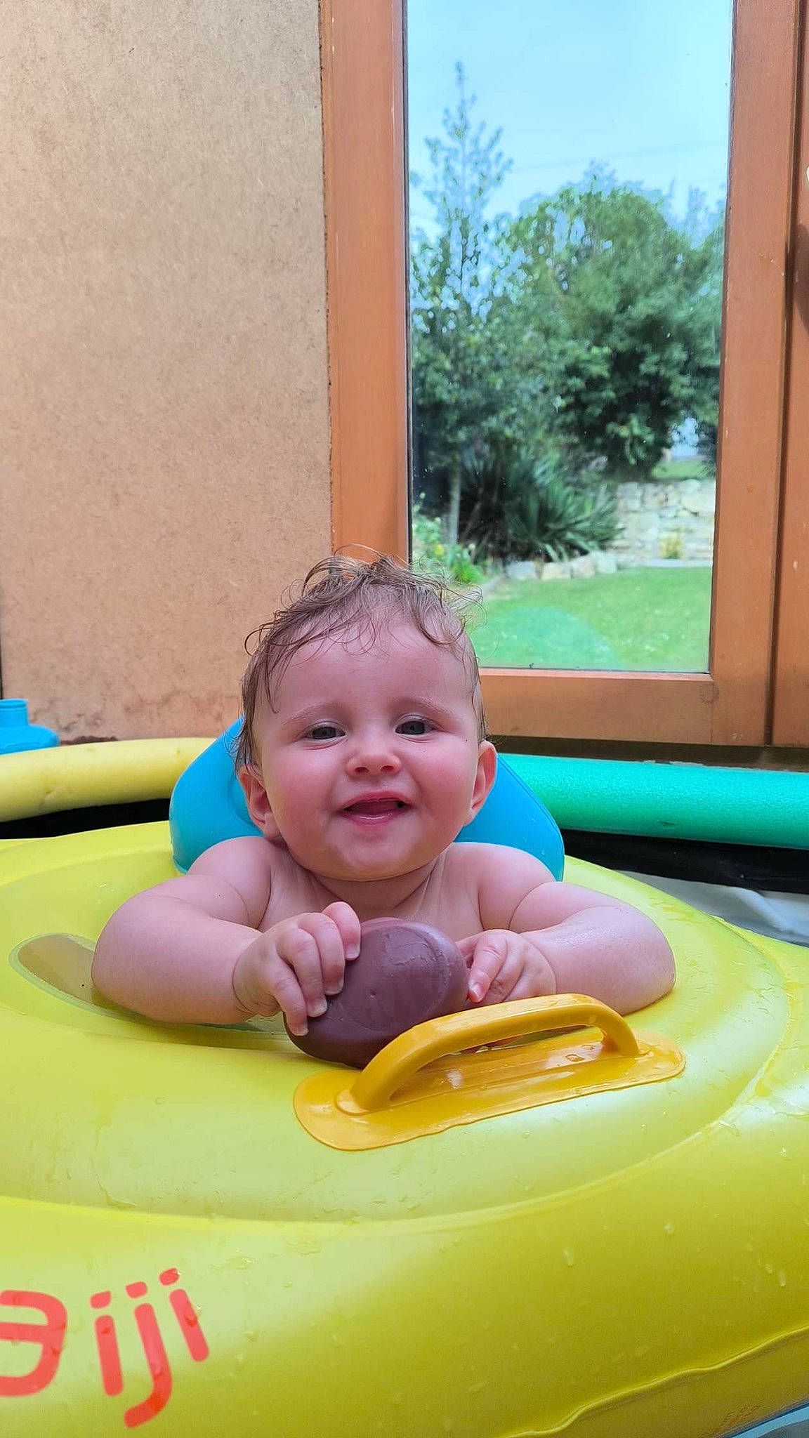 Aïden participe au concours pour gagner de l'argent avec cette photo : automotive_exterior, baby, bathing, bumper, child, eye, facial_expression, fun, grass, happy, joy, leisure, person, personal_protective_equipment, plant, play, recreation, skin, smile, toddler