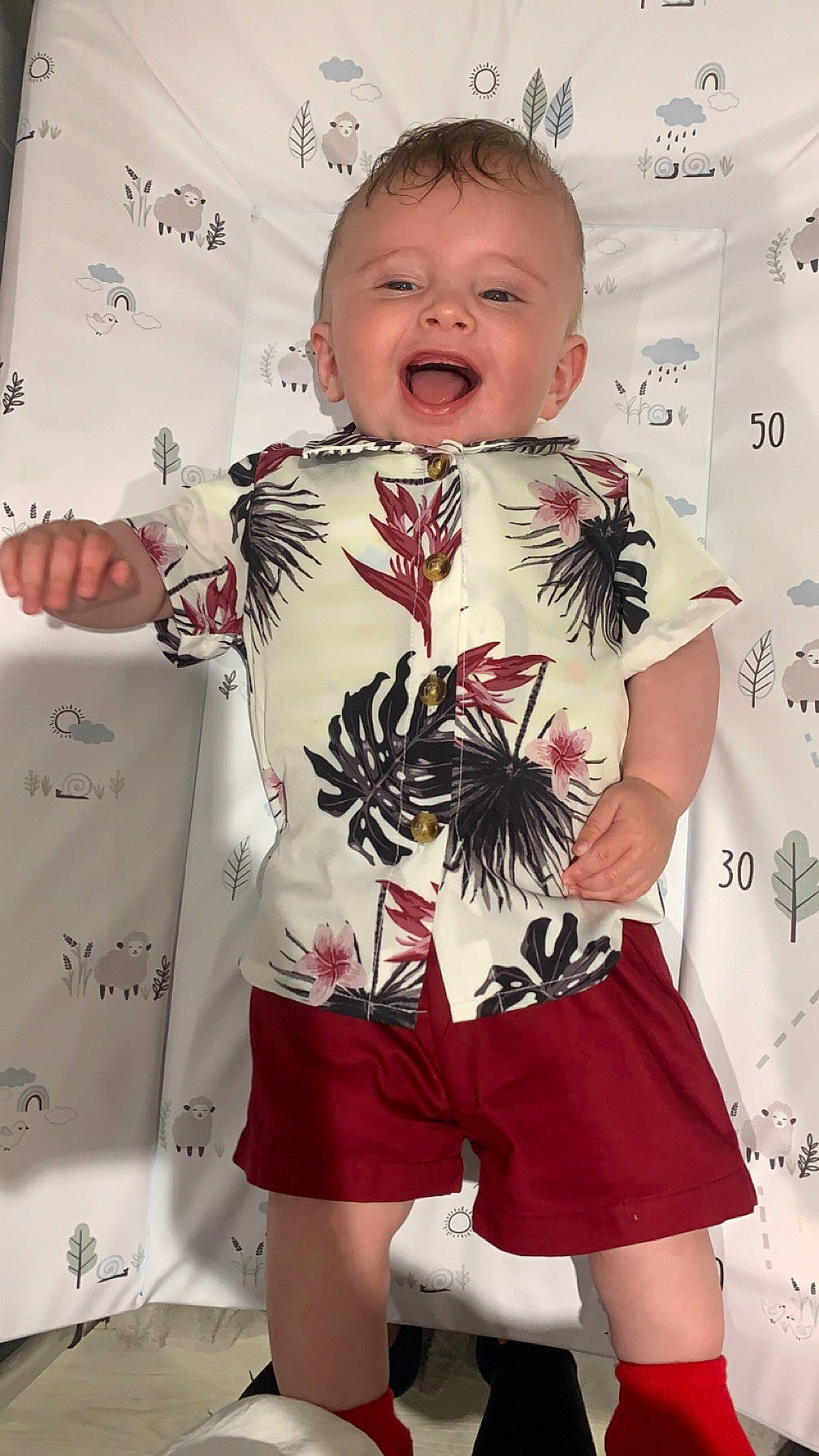 Aïden a rejoint le concours — aidez-le/la à gagner de superbes lots ! eye, eyelash, face, fashion, fashion_design, gesture, happy, head, joint, pattern, person, photograph, red, skin, sleeve, smile, t_shirt, textile, thigh, toddler