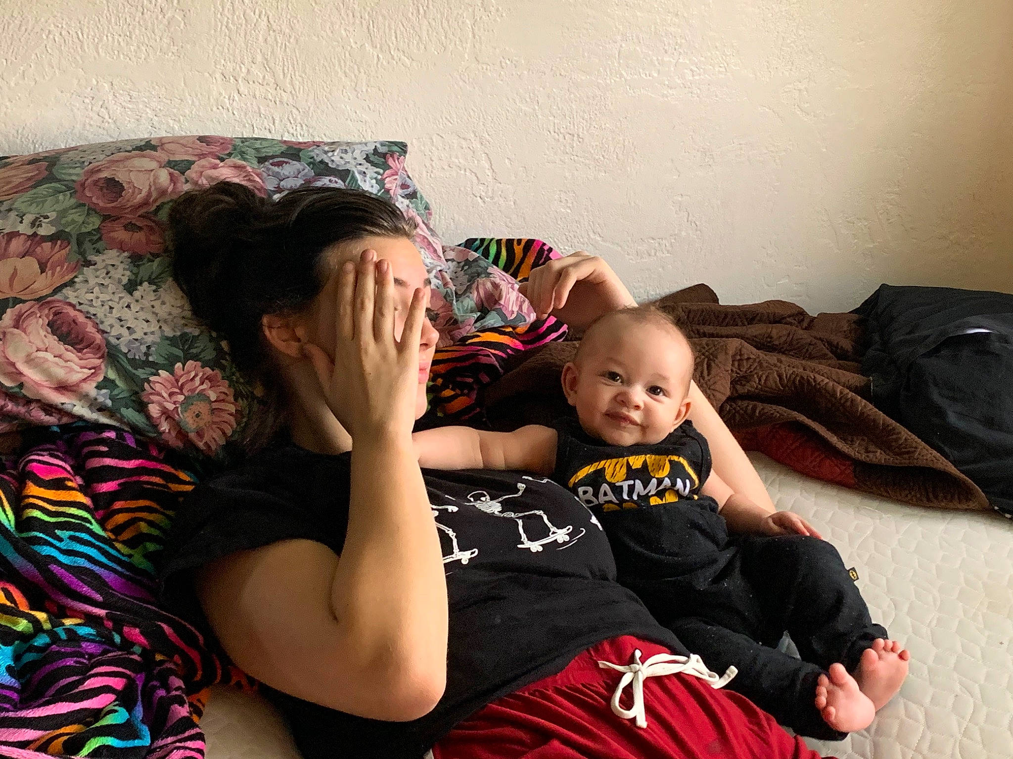 Julien is registered to the contest to win money with this photo: baby, child, comfort, couch, daughter, family, fun, furniture, happy, human, lap, leg, people, person, play, sibling, sitting, t_shirt, thigh, toddler