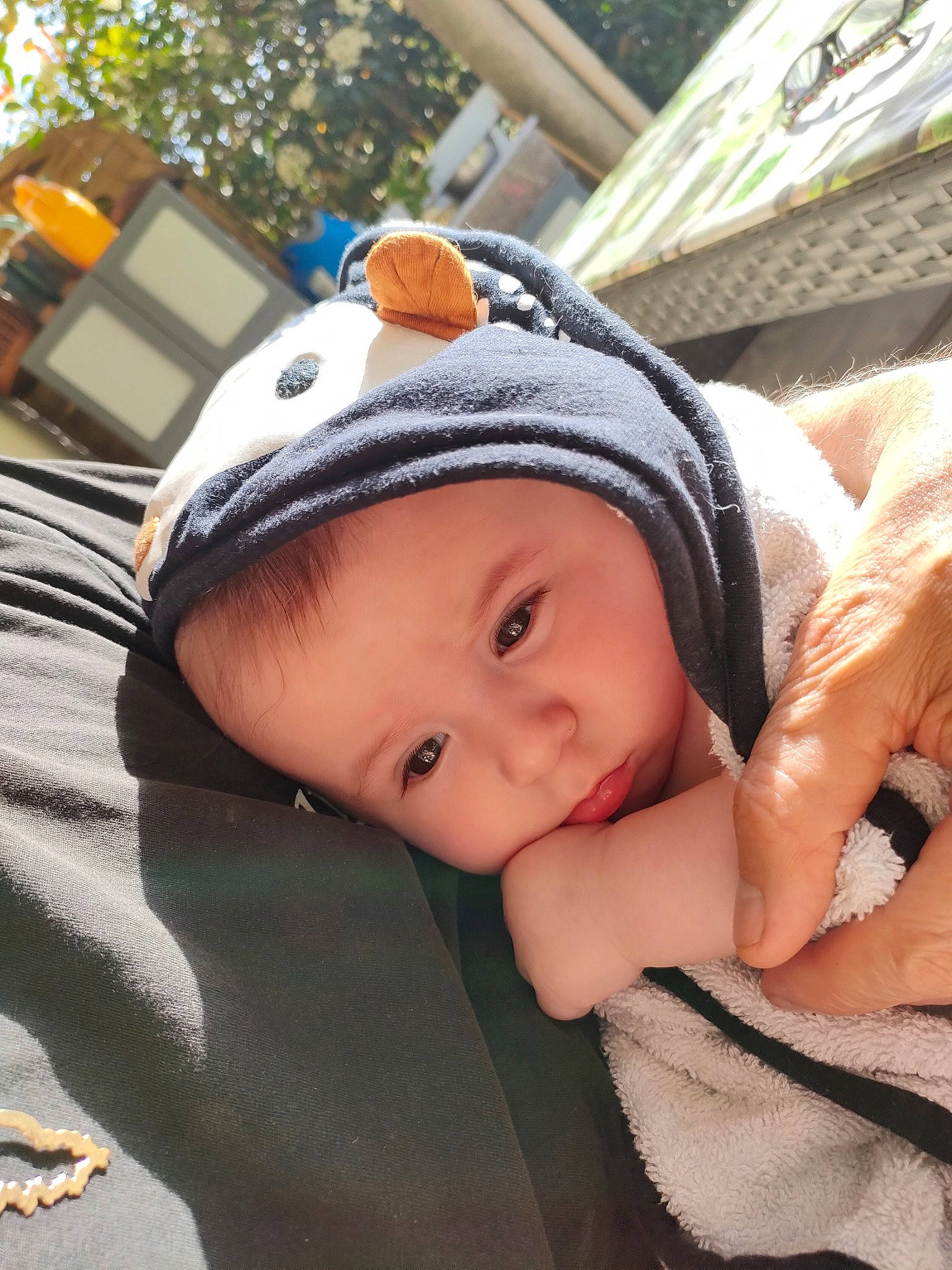 Anghjulu participe au concours pour gagner de l'argent avec cette photo : baby, baby_products, baby_toddler_clothing, cap, cheek, chin, comfort, eye, face, fashion_accessory, fun, grass, happy, headwear, knit_cap, lip, nose, person, skin, sleeve