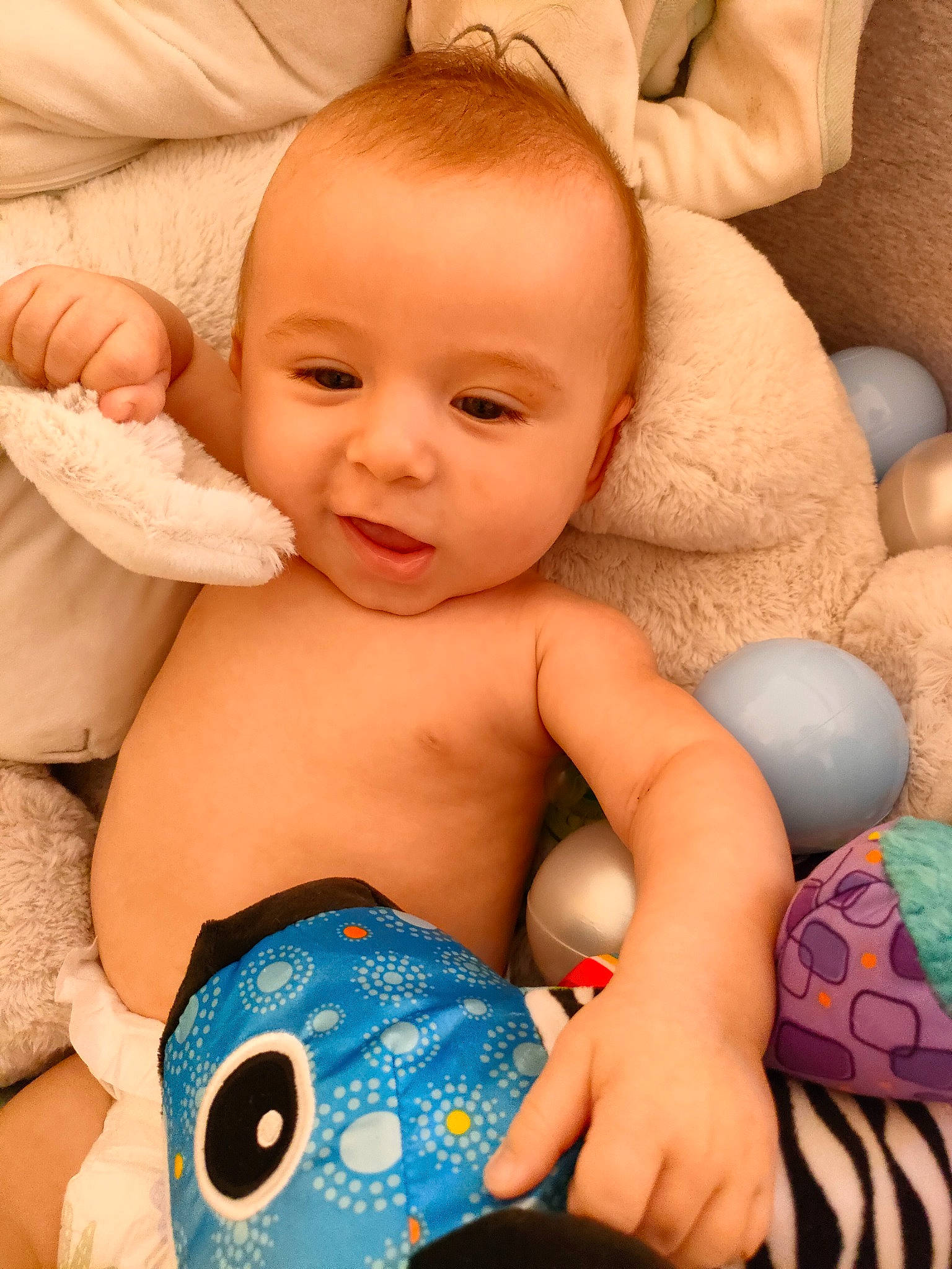 Anghjulu a rejoint le concours — aidez-le/la à gagner de superbes lots ! arm, azure, cheek, eye, face, facial_expression, hairstyle, hand, head, human_body, joint, mouth, muscle, nose, organ, person, photograph, product, skin, smile