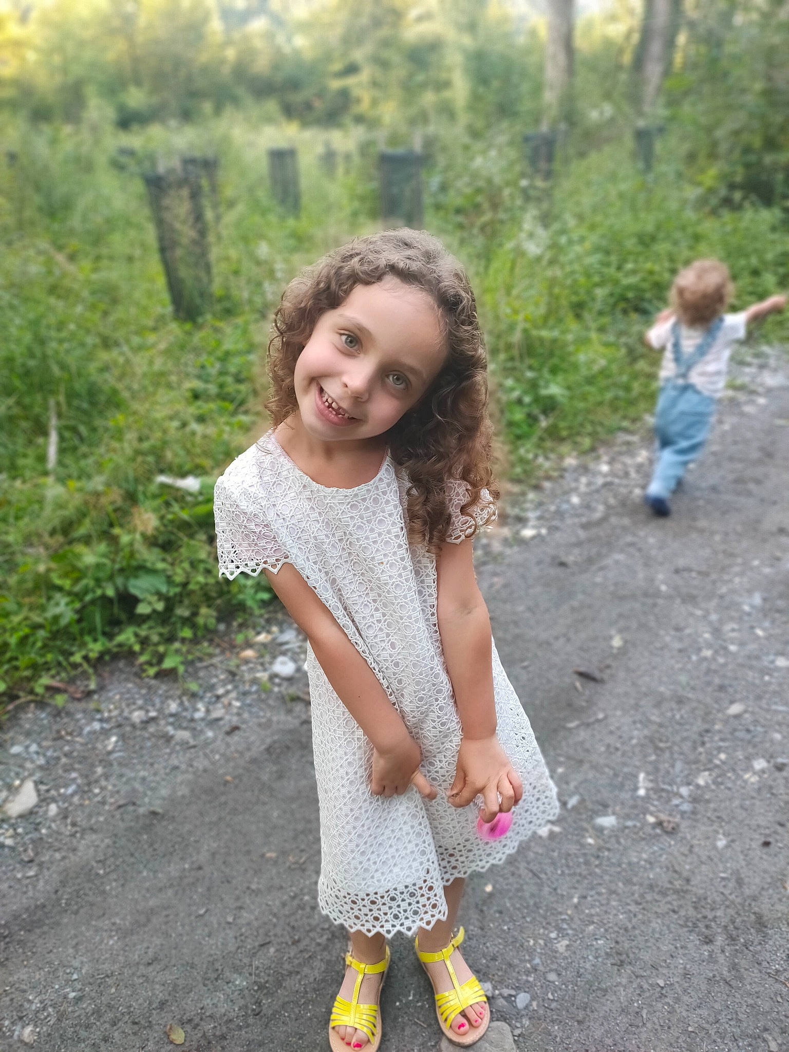 Meyvis participe au concours pour gagner de l'argent avec cette photo : asphalt, forest, fun, grass, happy, joy, leaf, leisure, mammal, morning, natural_environment, pattern, people_in_nature, person, plant, sleeve, smile, street_fashion, summer, t_shirt