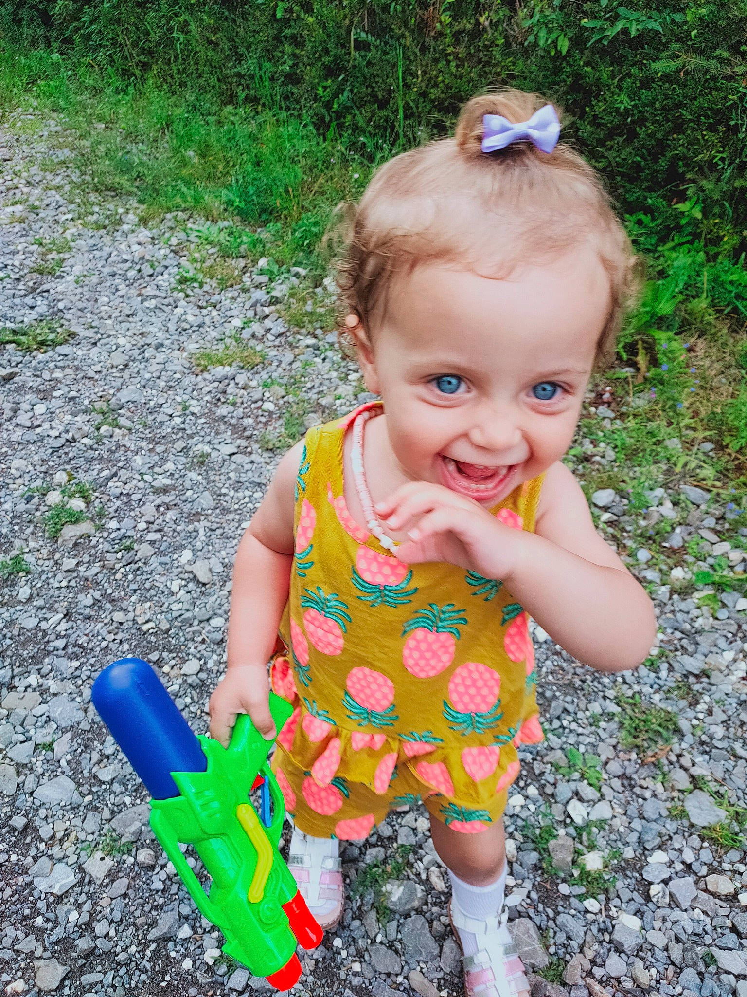 Malonne a rejoint le concours — aidez-le/la à gagner de superbes lots ! baby, baby_toddler_clothing, child, electric_blue, fun, goggles, grass, happy, leisure, pattern, people_in_nature, person, plant, play, sitting, smile, spring, summer, sunglasses, toddler