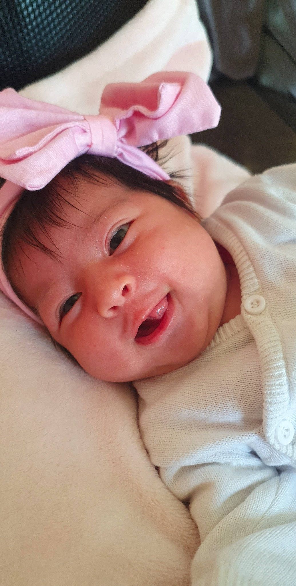 Fallone participe au concours pour gagner de l'argent avec cette photo : baby, baby_toddler_clothing, cheek, chin, comfort, eye, eyebrow, eyelash, face, finger, happy, head, iris, lip, mouth, nose, person, pink, skin, textile