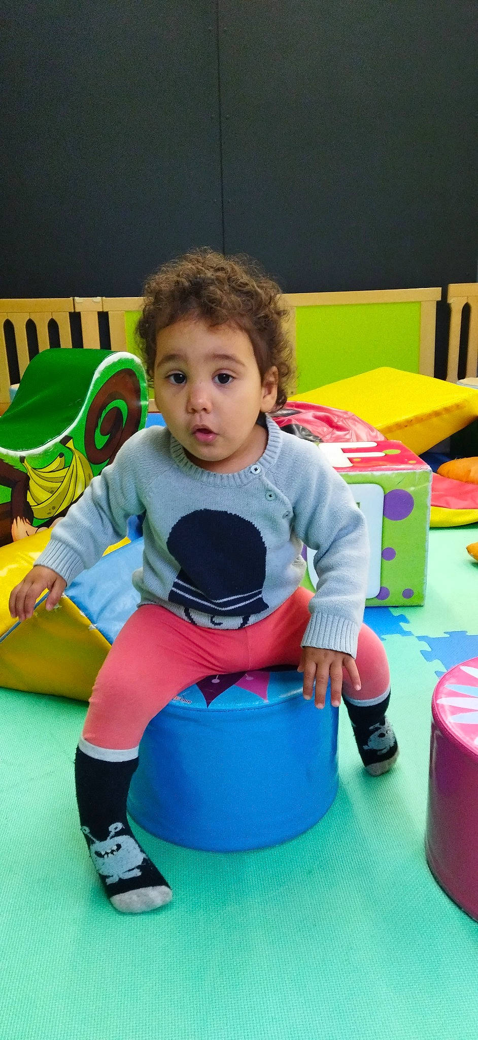 Adèle participe au concours pour gagner de l'argent avec cette photo : baby_playing_with_toys, baby_toddler_clothing, child, flooring, fun, green, happy, kindergarten, knee, leisure, person, play, playground, recreation, room, shorts, sitting, surprise, thigh, toddler