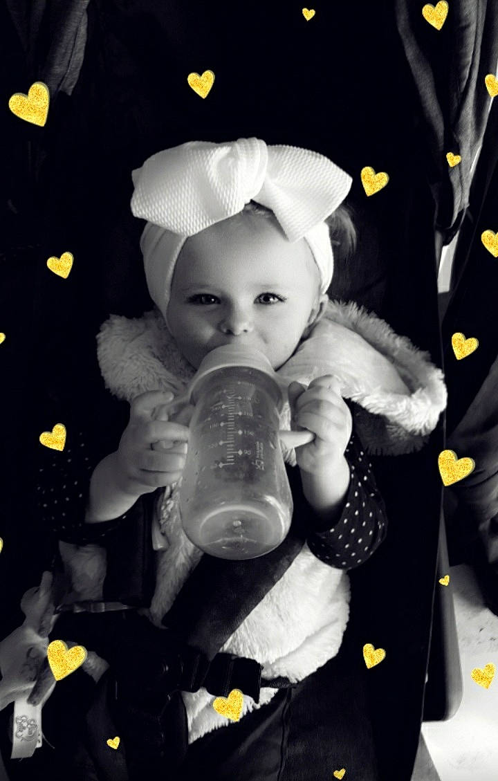 Madysone a rejoint le concours — aidez-le/la à gagner de superbes lots ! arm, baby, baby_bottle, baby_products, bottle, drinking, drinkware, event, finger, flash_photography, fun, gesture, happy, monochrome, monochrome_photography, nail, person, plastic_bottle, toddler, water_bottle