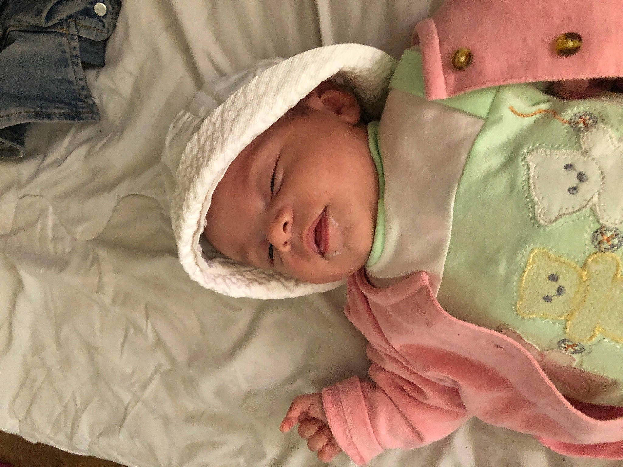 Nayla a rejoint le concours — aidez-le/la à gagner de superbes lots ! baby, baby_products, baby_safety, baby_sleeping, baby_toddler_clothing, bedding, bedtime, cheek, child, comfort, face, head, headwear, infant_bed, linens, outerwear, person, room, skin, sleeve