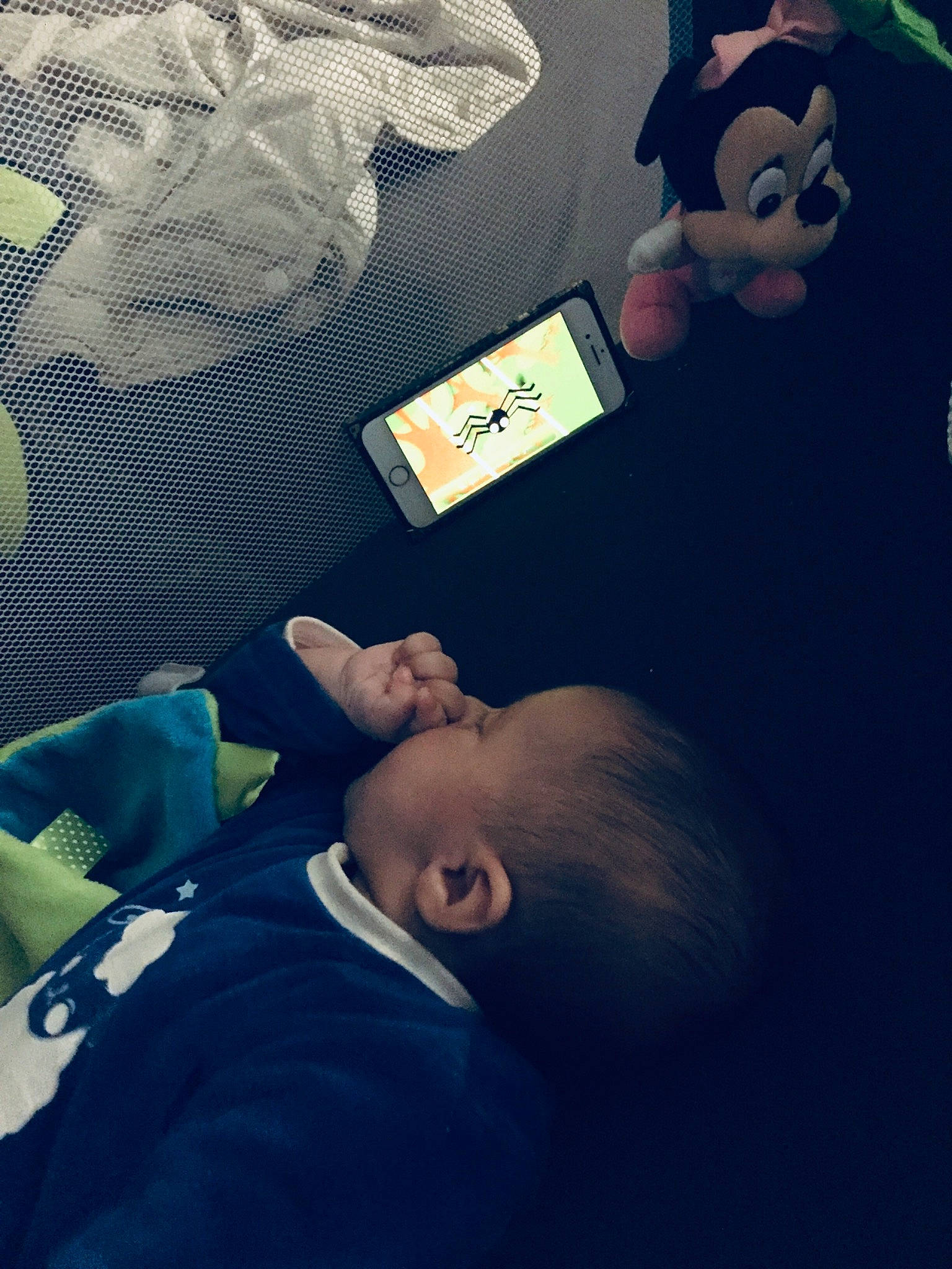 Nayla participe au concours pour gagner de l'argent avec cette photo : art, blue, cloud, cool, electric_blue, electronic_device, finger, font, fun, gadget, gesture, happy, laptop, mammal, mouth, person, snapshot, t_shirt, toddler, vertebrate