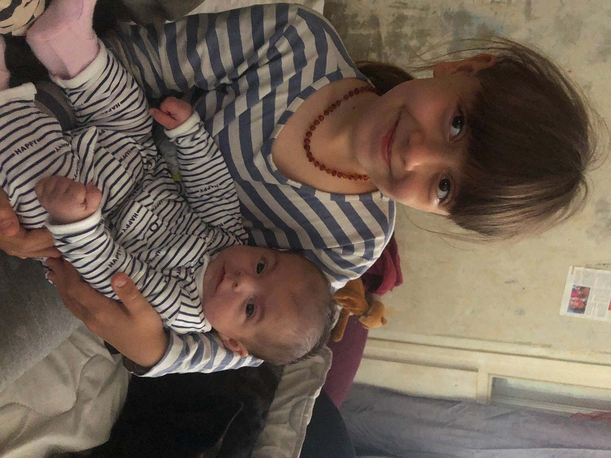 Lyanna a rejoint le concours — aidez-le/la à gagner de superbes lots ! baby, cheek, comfort, facial_expression, finger, gesture, hairstyle, hand, happy, human, human_body, interaction, iris, joint, joy, leg, mouth, nose, person, skin