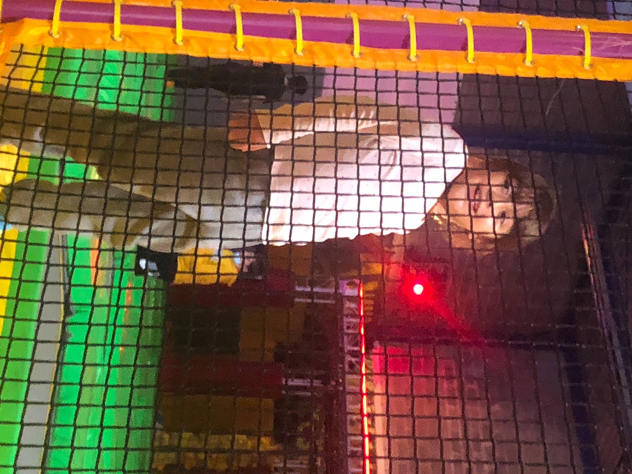 Lyanna a rejoint le concours — aidez-le/la à gagner de superbes lots ! automotive_lighting, building, city, composite_material, fence, flooring, gas, glass, human_settlement, light, line, mesh, metal, night, pattern, person, space, symmetry, tints_and_shades, window