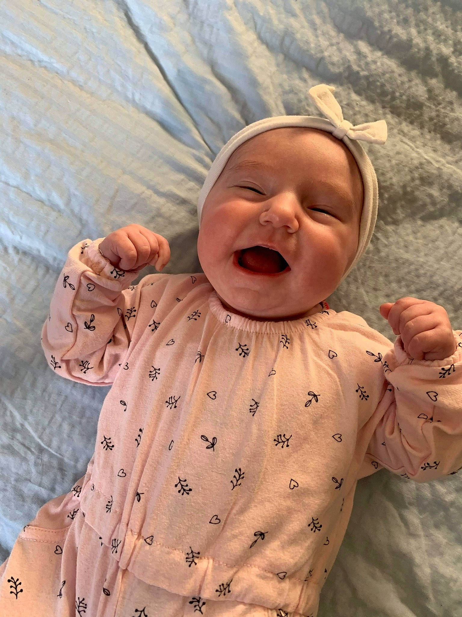 Lyna a rejoint le concours — aidez-le/la à gagner de superbes lots ! baby, baby_toddler_clothing, chin, comfort, cool, face, gesture, happy, headwear, lip, mouth, nose, one_piece_garment, people_in_nature, person, pink, skin, sleeve, smile, textile